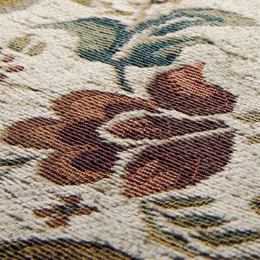 光沢の美しいシェニール糸を使った多色ジャカード織り。イタリアの織物工場で仕上げています。