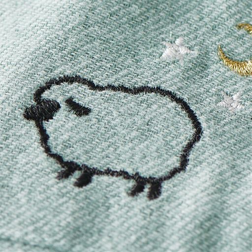 ポケットにはかわいい羊の刺繍