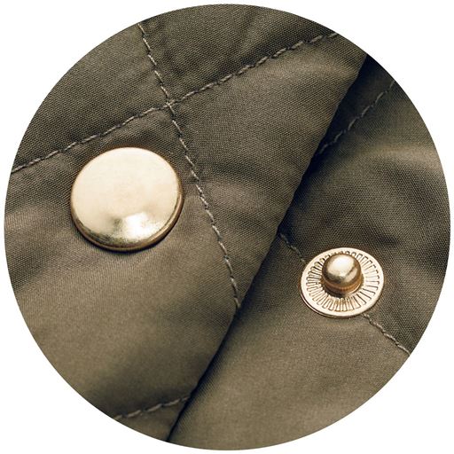 両脇裾にはファスナーと合わせたゴールドのドットボタン。スリットの開き具合を調整できます