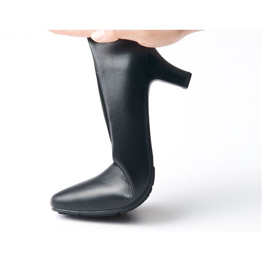 柔らかい合成ラバー素材の靴底は屈曲性に優れ快適な歩行をサポート。