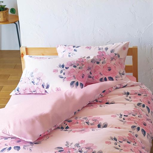 B (ローズ柄/ピンク)<br>肌ざわりの良い綿100%生地を使用した枕カバーです。