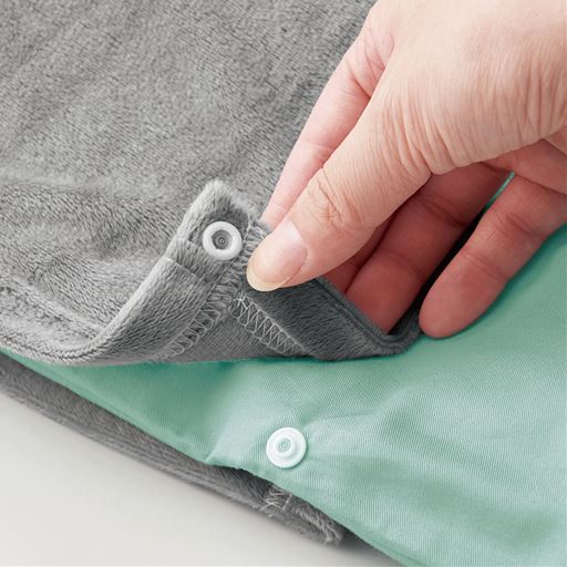 衿カバーの両端はスナップボタンでしっかり固定。