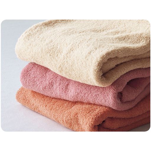 (上から)アイボリホワイト・ローズピンク・アプリコット<br>汗をよく吸う綿パイルのタオル生地は、肌ざわりもやわらか。
