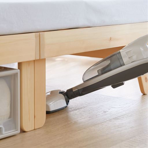 ベッド下のスペースは高さ25cmまでの収納ケースが入り、掃除機もかけやすくお掃除がラク。