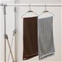 ハンガーバスタオルは、通常のバスタオルよりスリム幅でハンガーにかけられ部屋干しも便利。