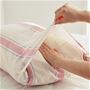 枕カバーはかぶせ式で、ごろつくファスナーがなく着脱も簡単。