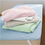 (上から)ピンク・ホワイト・ベージュ・グリーン・ブルー<br>しっかり肉厚、丈夫で使いやすい平織りパッドシーツです。
