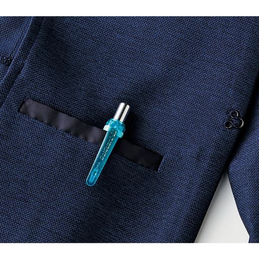 左内側にはペンや小物が入るポケット付き。ビジネスシーンでも活躍してくれるジャケット。