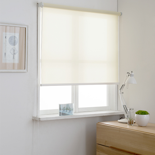 アイボリー(幅90×丈200cm・1本) 腰高窓使用イメージ<br>お部屋を選ばずシンプルに使えるロールスクリーンです。