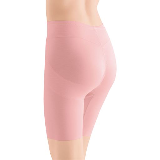 スカートにもパンツにも合わせやすい股下約16cmです。<br>コーラルピンク 股下約16cm 着用例