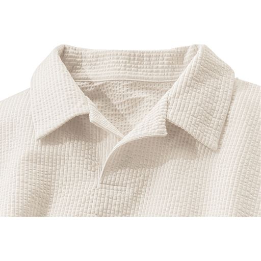 オフホワイト 衿アップ<br>ボタンのない開放的なスキッパーデザイン