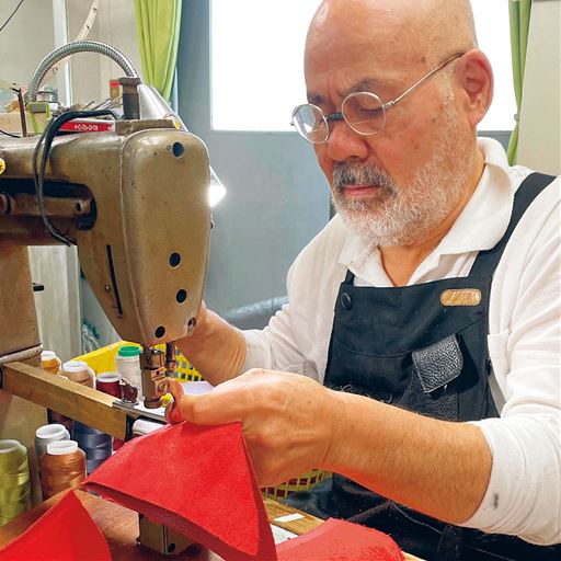 1958年創業のイタリア最大級のレザーメーカー。服やバッグなどの世界のアパレルブランドをはじめ、イタリア家具、車、航空機のシートなど、幅広い分野でスタンダードとして採用されている世界屈指の皮革製造業者です。