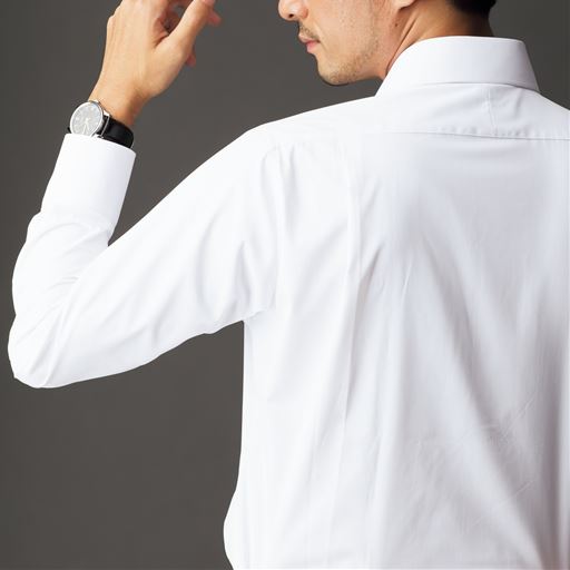 衿とカフスの芯地を張りのあるものに。ネクタイの収まりもよく胸元を端正な印象に。<br>ホワイトA(レギュラー衿)