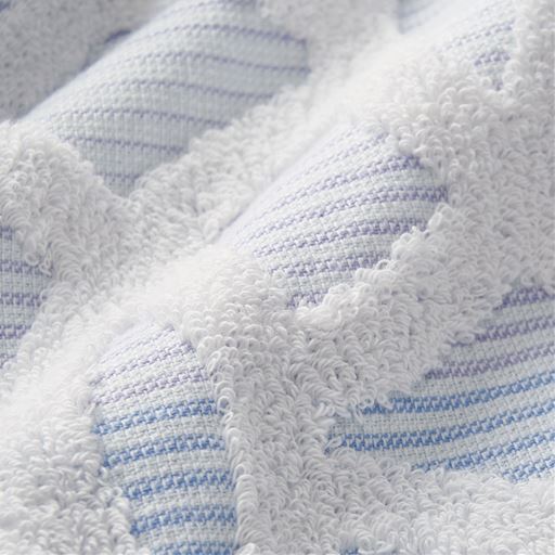 立体的に柄が浮き出るようなジャカード織り。ムレにくく吸汗性にも優れた綿素材です。