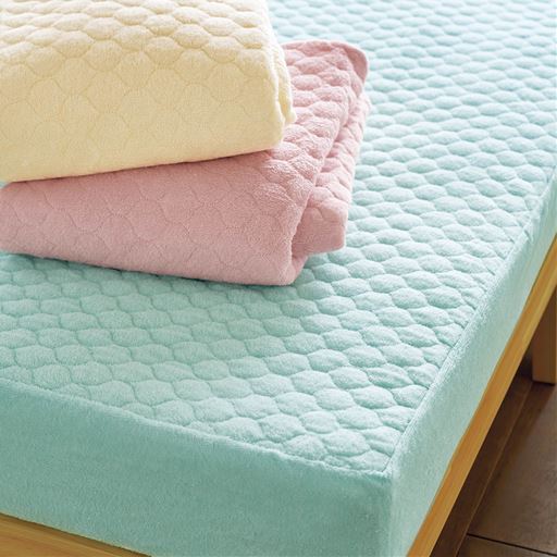(上から) アイボリベージュ・ミスティピンク・ミスティブルー<br>やわらかな肌ざわりのマイヤータオルパッド一体型ベッドシーツです。