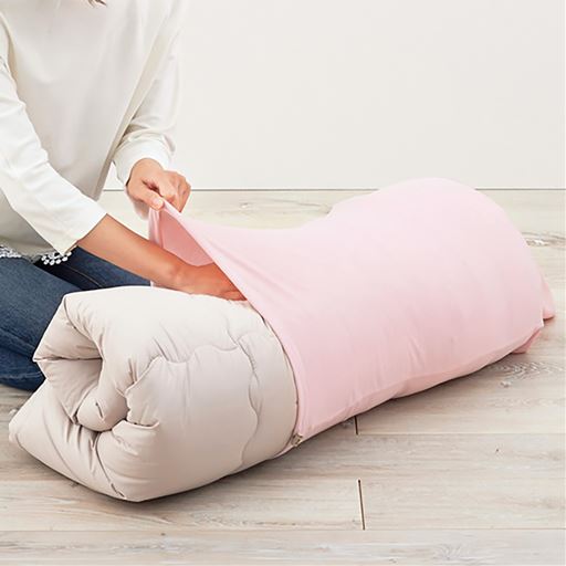 布団を収納袋に丸めて収納し、抱き枕として使用することで収納のストレスを解消。