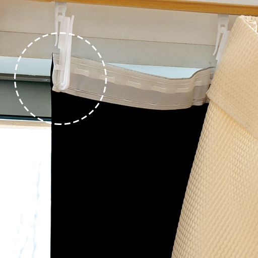 ［取付イメージ］今使用しているカーテンのフックをランナーの太いヒモ部分に引っ掛け、カーテンにフックを戻し付けます。<br>※分かりやすいようにカーテンを外した状態で撮影しています。