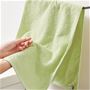 細くて長い綿糸を使い、あえてやや薄手に仕上げることで軽さと乾きやすさを追求し、より普段使いしやすいタオルに。