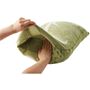 封筒型は余った部分を折り込むだけで手軽にサイズ調整ができ、枕の端まで汚れをカバー。