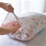 ピンク<br>枕の端まで覆えるかぶせ式で、ごろつくファスナーがなく着脱も簡単。