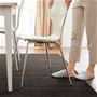 ブラック<br>椅子を軽い力で出し入れでき、床と擦れる嫌な音も軽減できます。