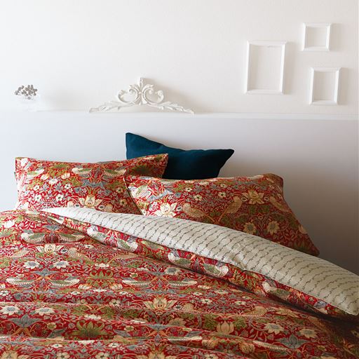 レッド系<br>独創的なデザインが美しい「モリス ギャラリー」の枕カバーです。