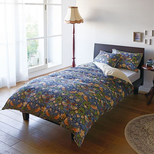 ブルー系<br>なめらかな肌ざわりと上品な光沢で、寝室を華やかに彩ります。
