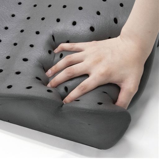 枕本体には竹炭を配合したモチモチ感の低反発ウレタンを使用。頭がムレにくい通気孔も。
