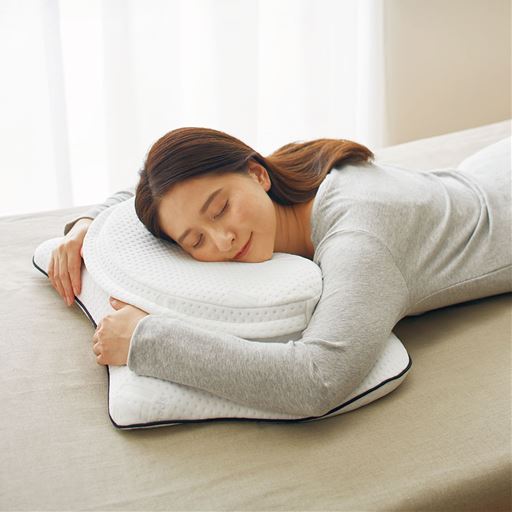 裏側にすれば仰向け寝やうつ伏せ寝にも対応できる、リバーシブルタイプです。