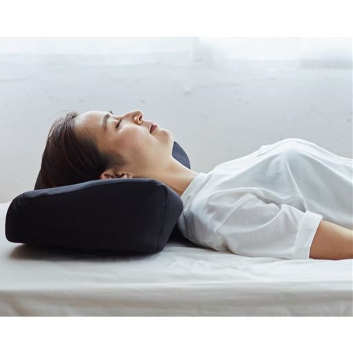 ブラック<br>首の自然なカーブを促し、寝返りもラクラク! RAKUNA整体枕です。