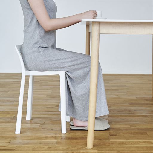 素足やスリッパでもしっかり足が床につくように、座面の高さは40cmに設定。