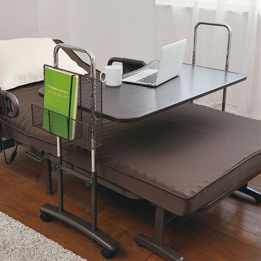 B (天板幅100cm)<br>高さと幅が調節できる、キャスター付きベッドテーブルです。