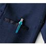左内側にはペンや小物が入るポケット付き。ビジネスシーンでも活躍してくれるジャケット。