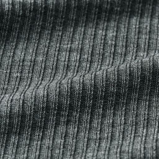 伸びのいいリブ編みの薄手ニット。