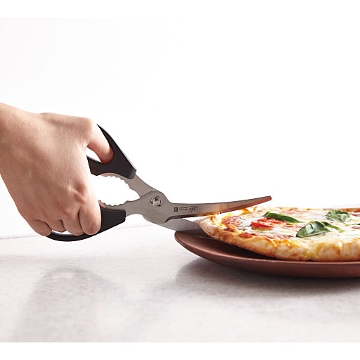 長い刃でピザも切りやすい