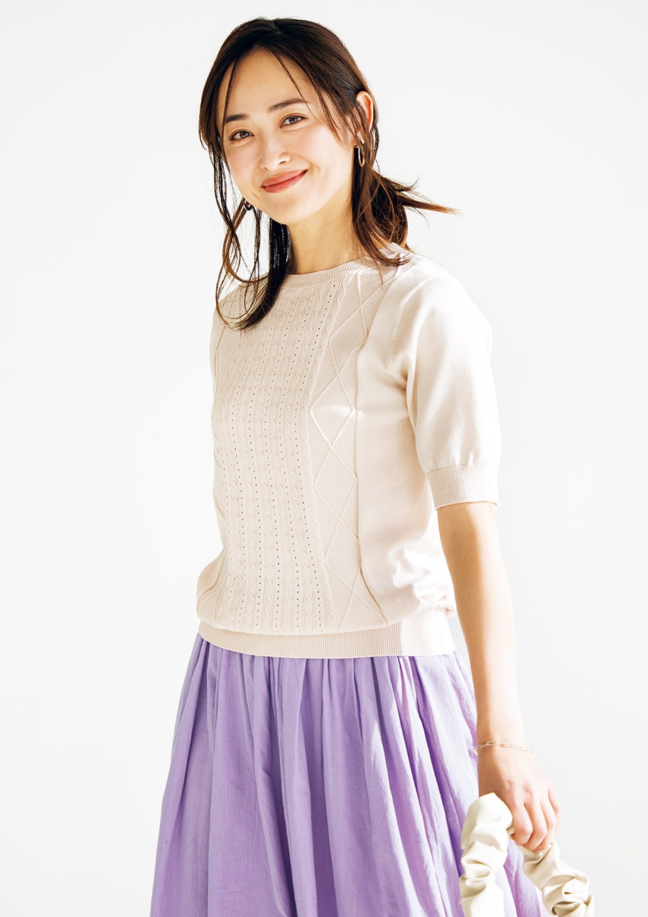 編み柄が可愛いニットにきれい色のふんわりスカートをコーデ！
